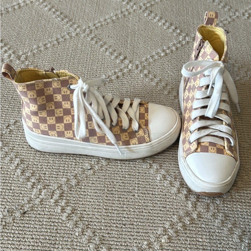 Cat and Jack girls high top shoes size 4